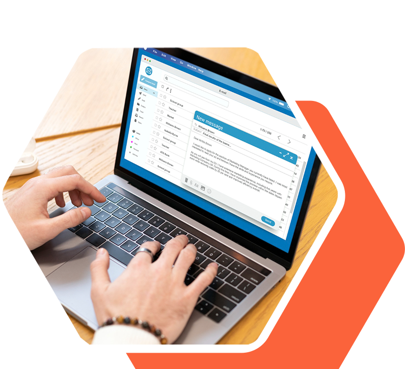 Profesional gestionando correo corporativo empresarial en laptop