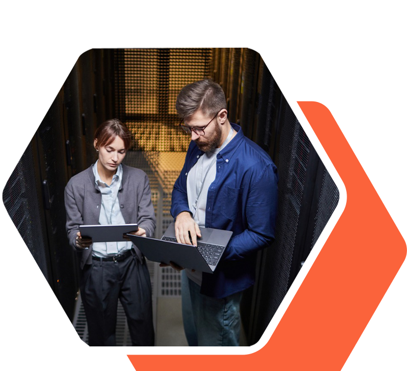 Especialistas en infraestructura Tier III gestionando servidores en datacenter Miami